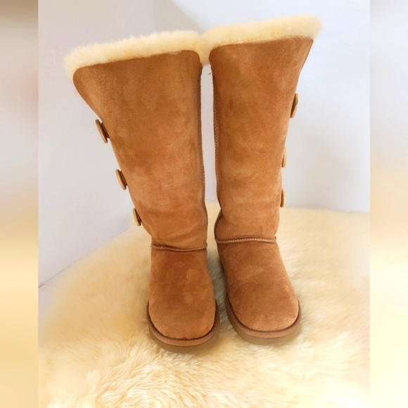 UGGS TRIPLE BUTTON BOOTS OFFERS ALWAYS WELCOME 🤗 Sz 8 - Picture 5 of 13